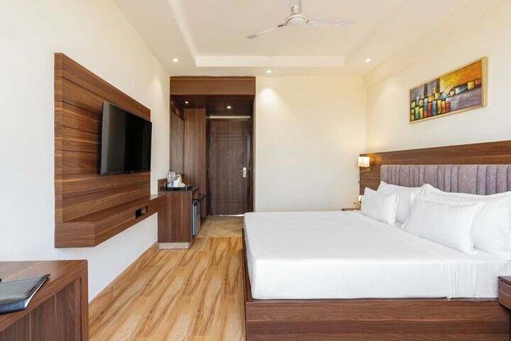 Room 6 of 24