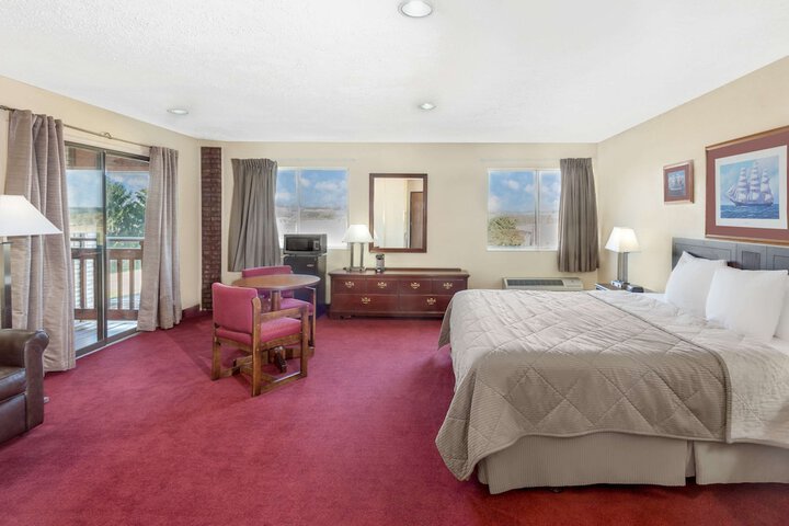 1 King Bed | (5 of 8)