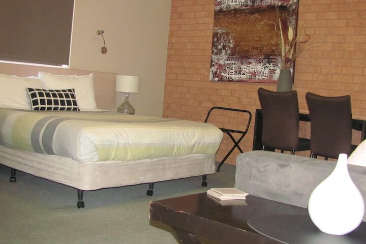 Room 3 of 95