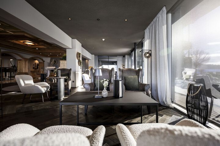 Lounge 99 of 104