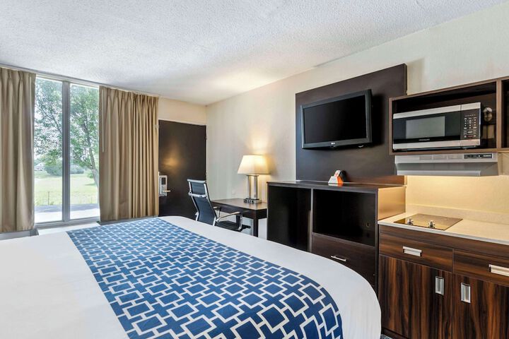 1 King Bed Efficiency (2 of 11)