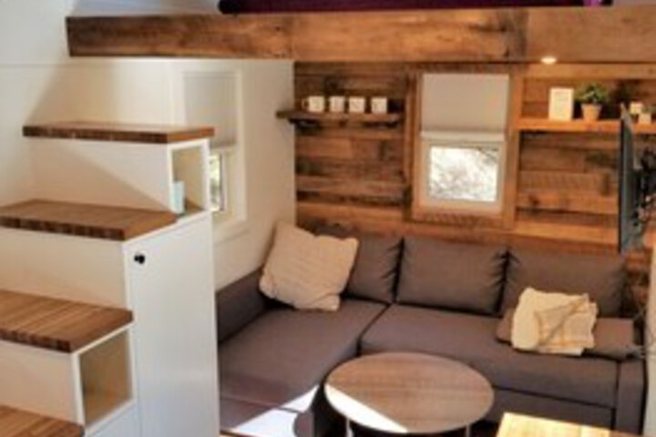 Room 52 of 204