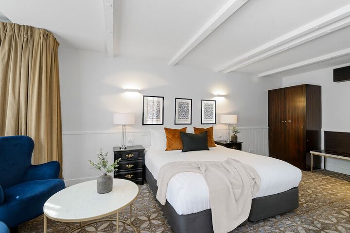 Room 27 of 68