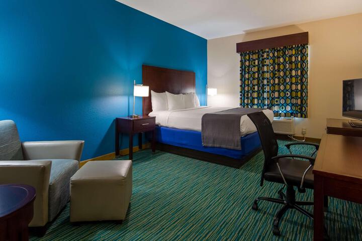 1 King Bed High Speed Internet Accessible Microwave and Refrigerator Flat Screen Television Full Breakfast (7 of 7)