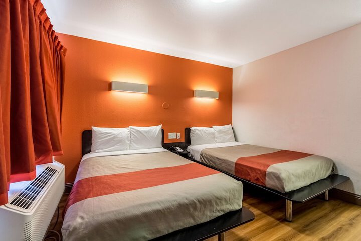 2 Double Beds (10 of 10)