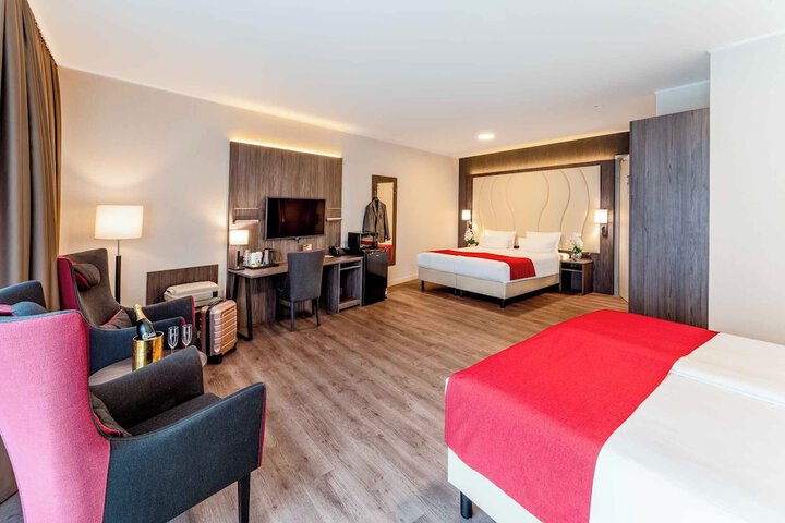 Room 32 of 84