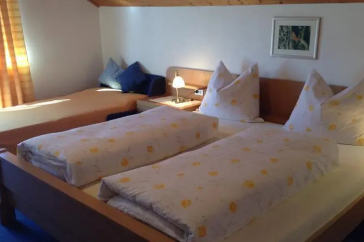 Room 4 of 9