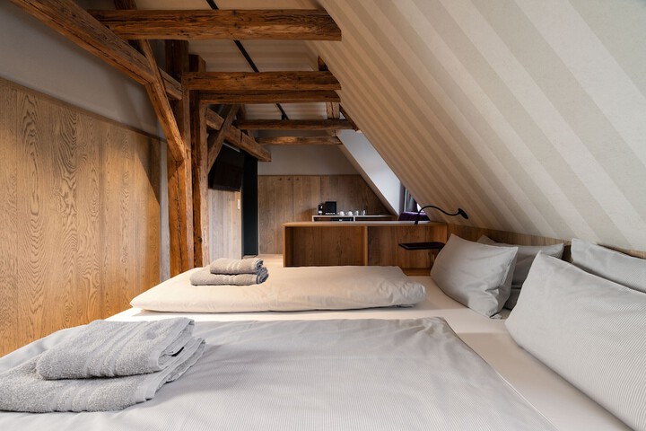 Room 4 of 76
