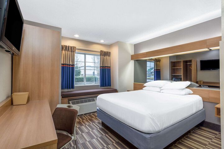1 Queen Bed Accessible Room (11 of 25)