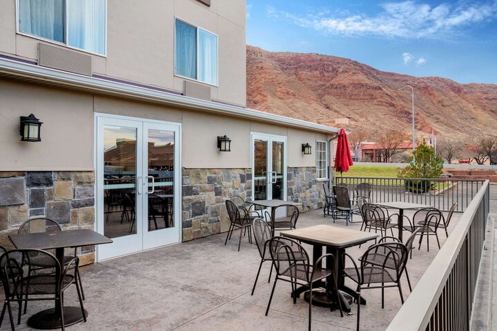 Hotel Exterior 45 of 48