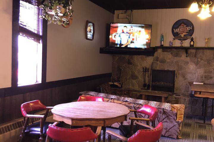 Lounge 21 of 28