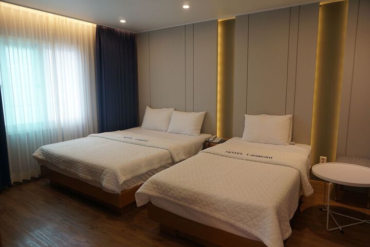 Room 4 of 9