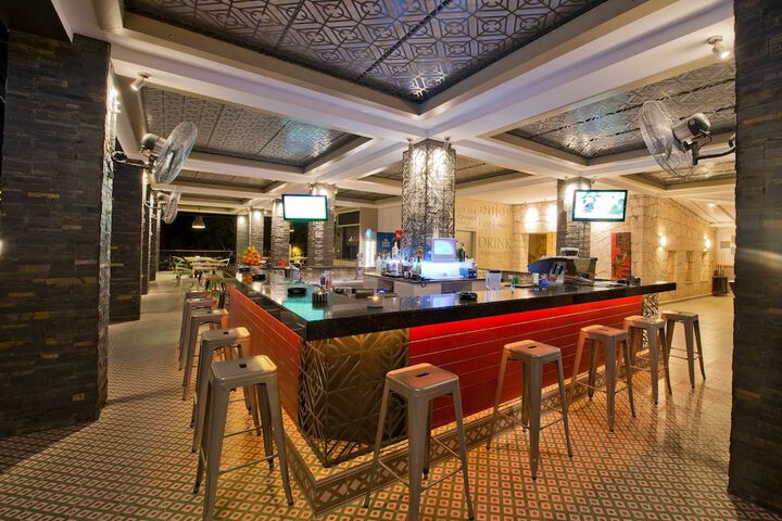 Lounge 52 of 67