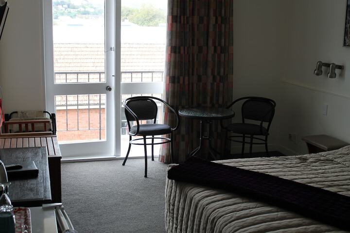 Room 7 of 32