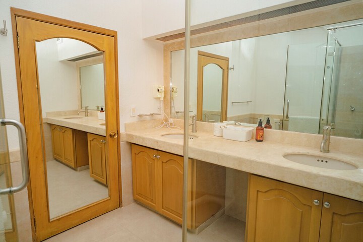 Room 14 of 38