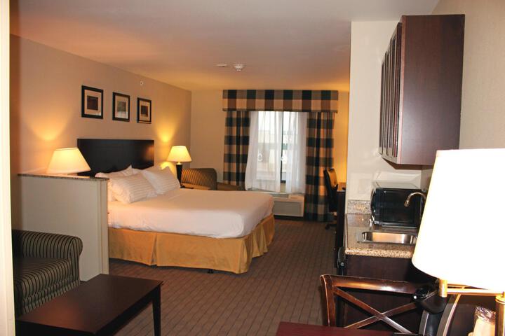 1 King Bed (4 of 8)