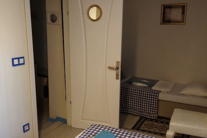 Room 13 of 31