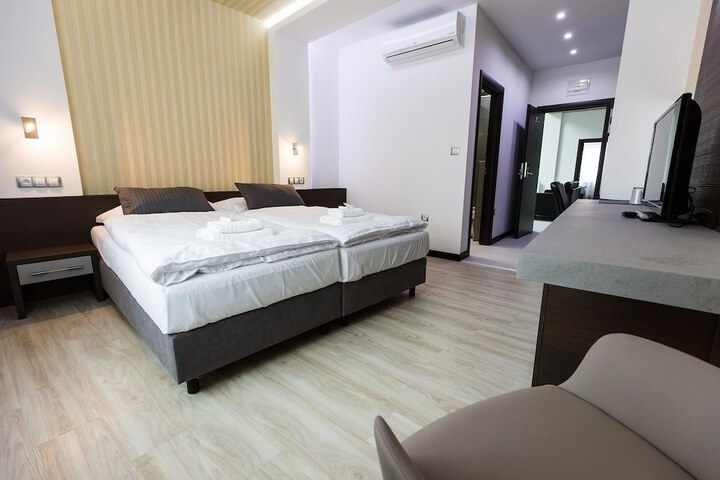 Room 4 of 32