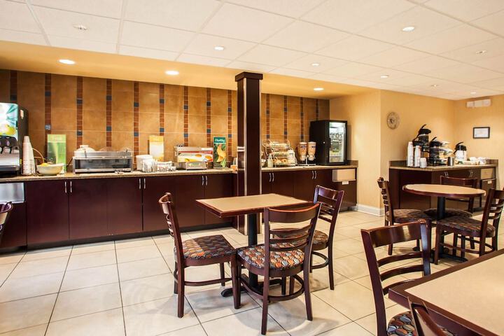 Quality Inn&Suites St. Charles West Chicago St. Charles | Bookonline.com