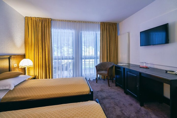 Room 8 of 28