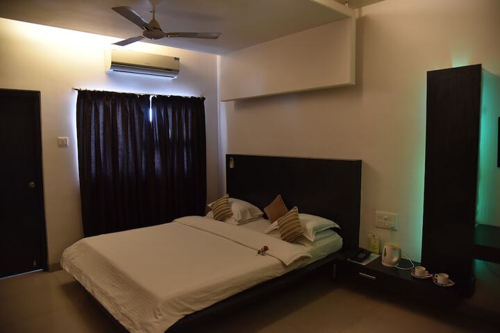 Room 9 of 34