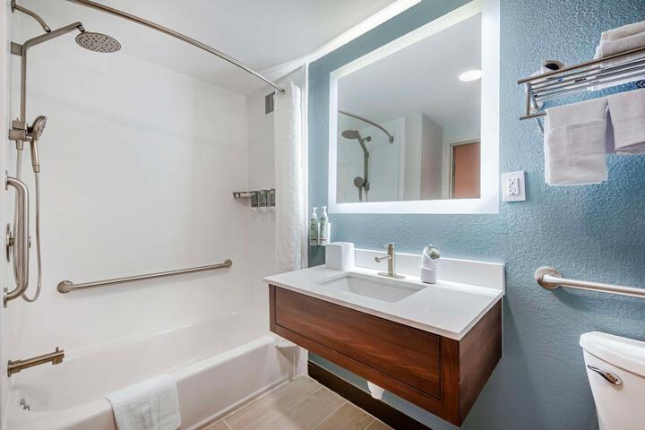 2 Queen Accessible Roll in Shower Microwave, Refrigerator WiFi Full Breakfast (7 of 22)