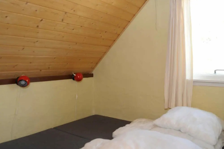Room 5 of 8
