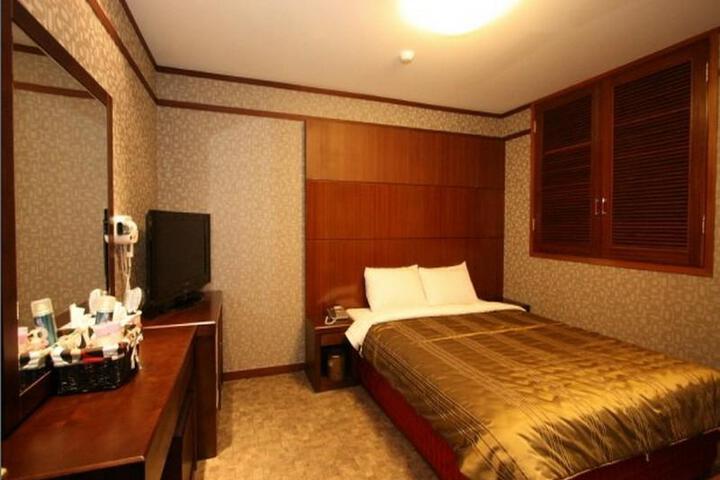 Room 2 of 5