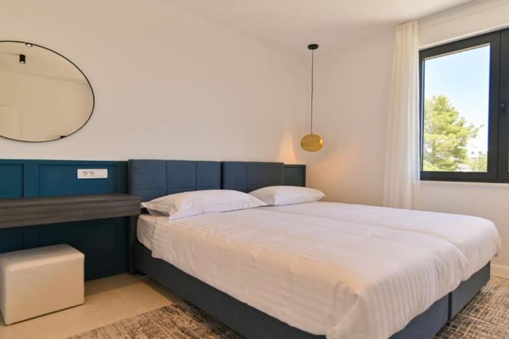 Room 9 of 42