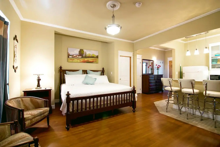 Room 4 of 18