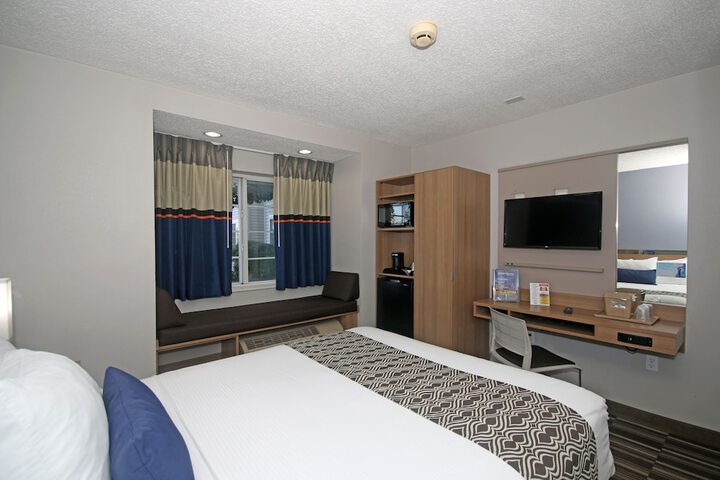 1 Queen Bed (7 of 14)