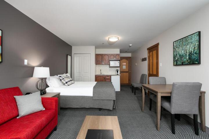 1 Queen Bed (6 of 25)