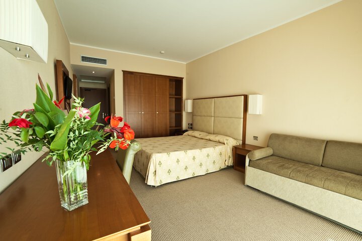 Room 5 of 32