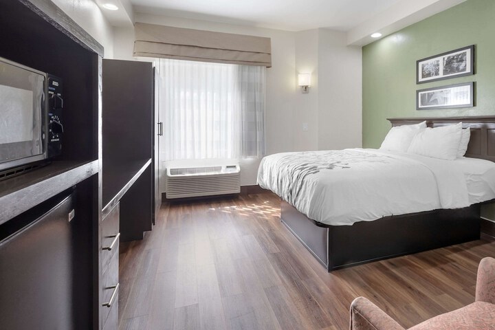 2 Queen Beds (1 of 15)