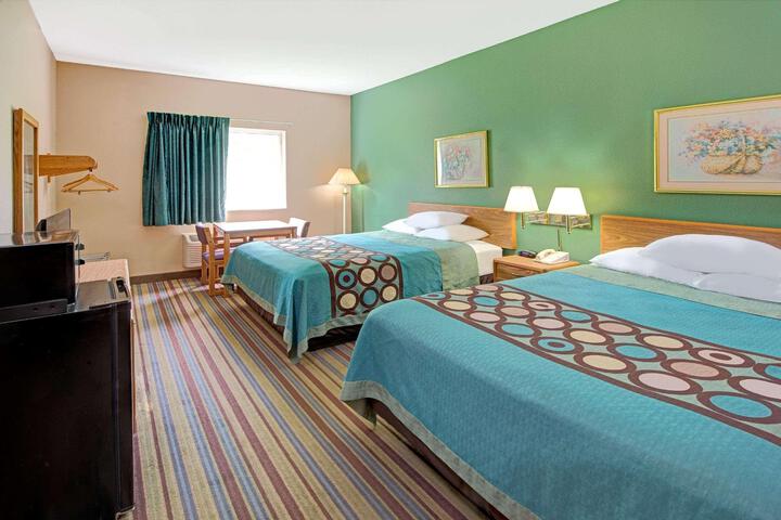 2 Queen Beds (11 of 13)