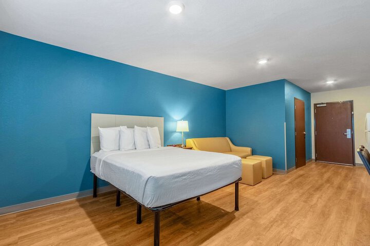 1 Queen Bed (2 of 17)