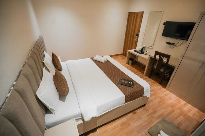 Room 8 of 13