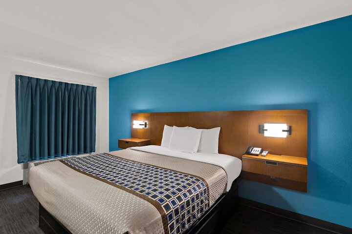 1 King Bed (7 of 9)