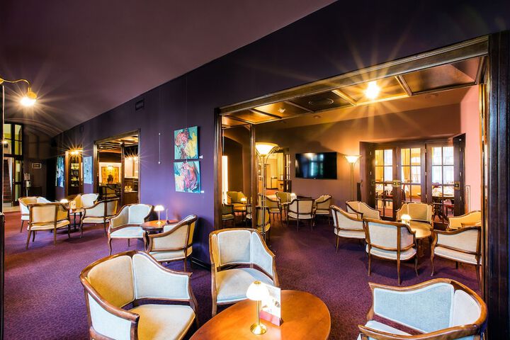 Lounge 86 of 97