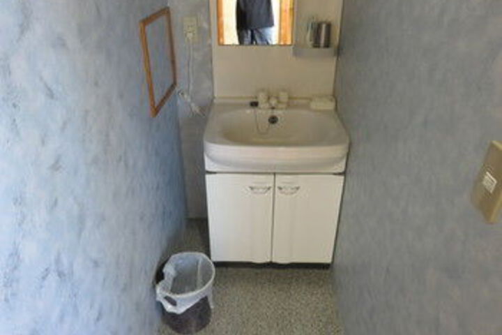 Room 6 of 28