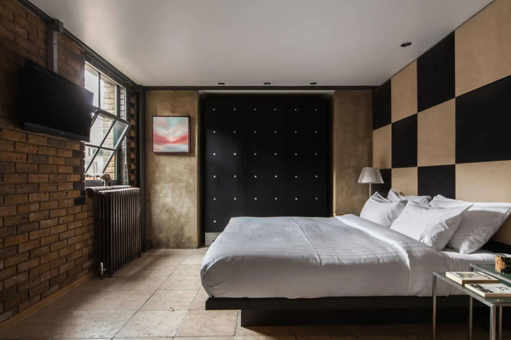 Room 4 of 17