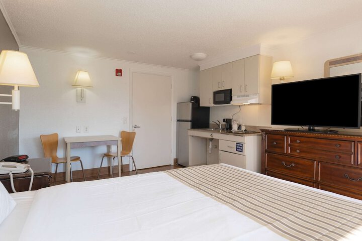 1 Queen Bed (6 of 6)