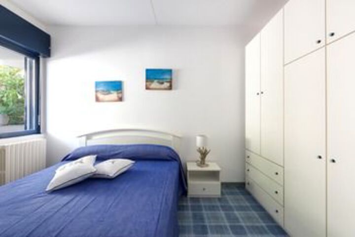 Room 6 of 18