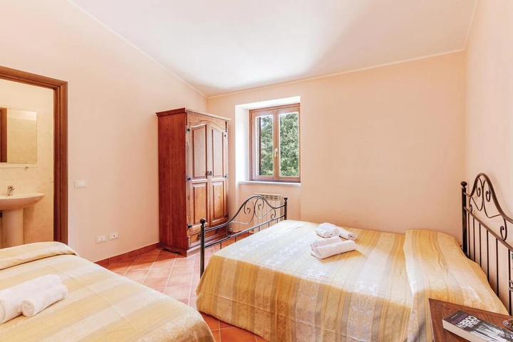 Room 5 of 12