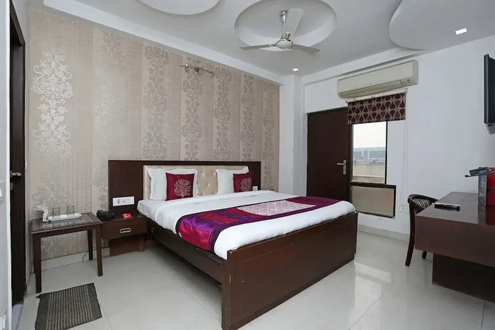 Room 4 of 12