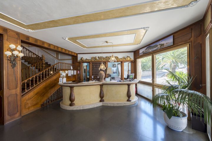 Concierge desk