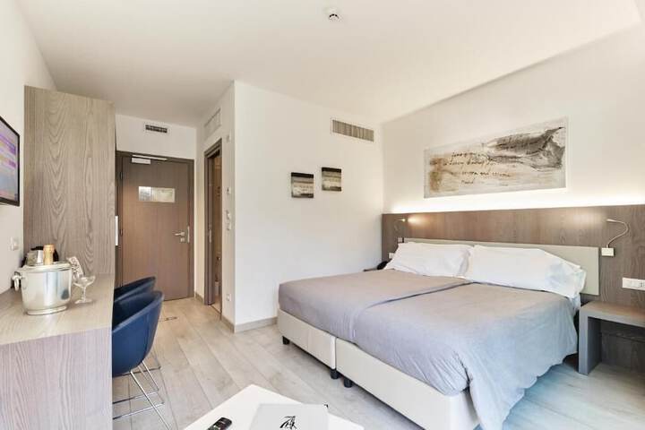 Room 9 of 80