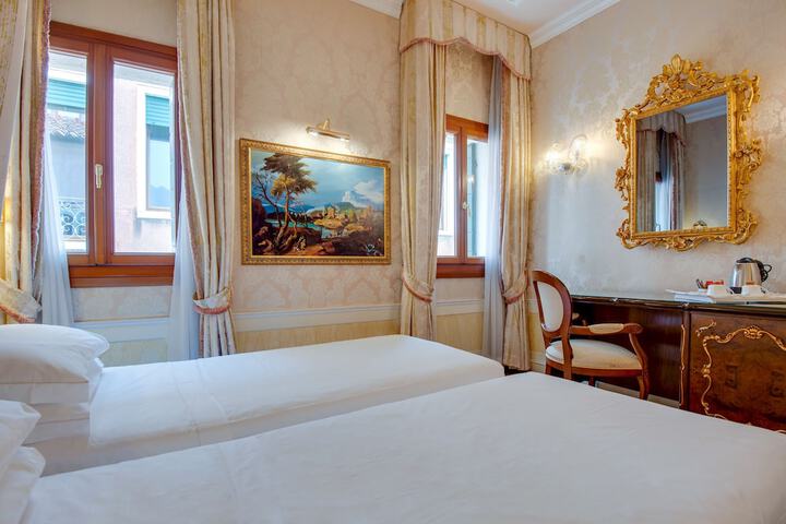 Room 28 of 107