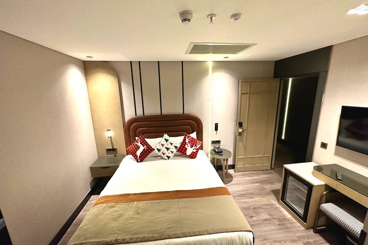 Room 8 of 96