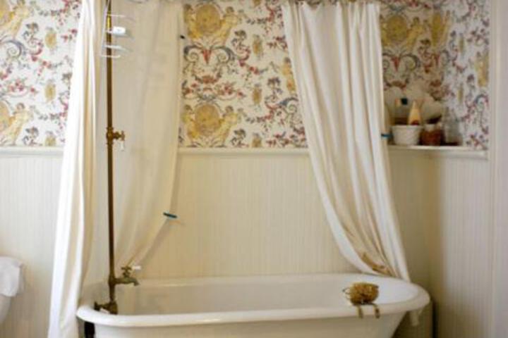 Room 2 of 23